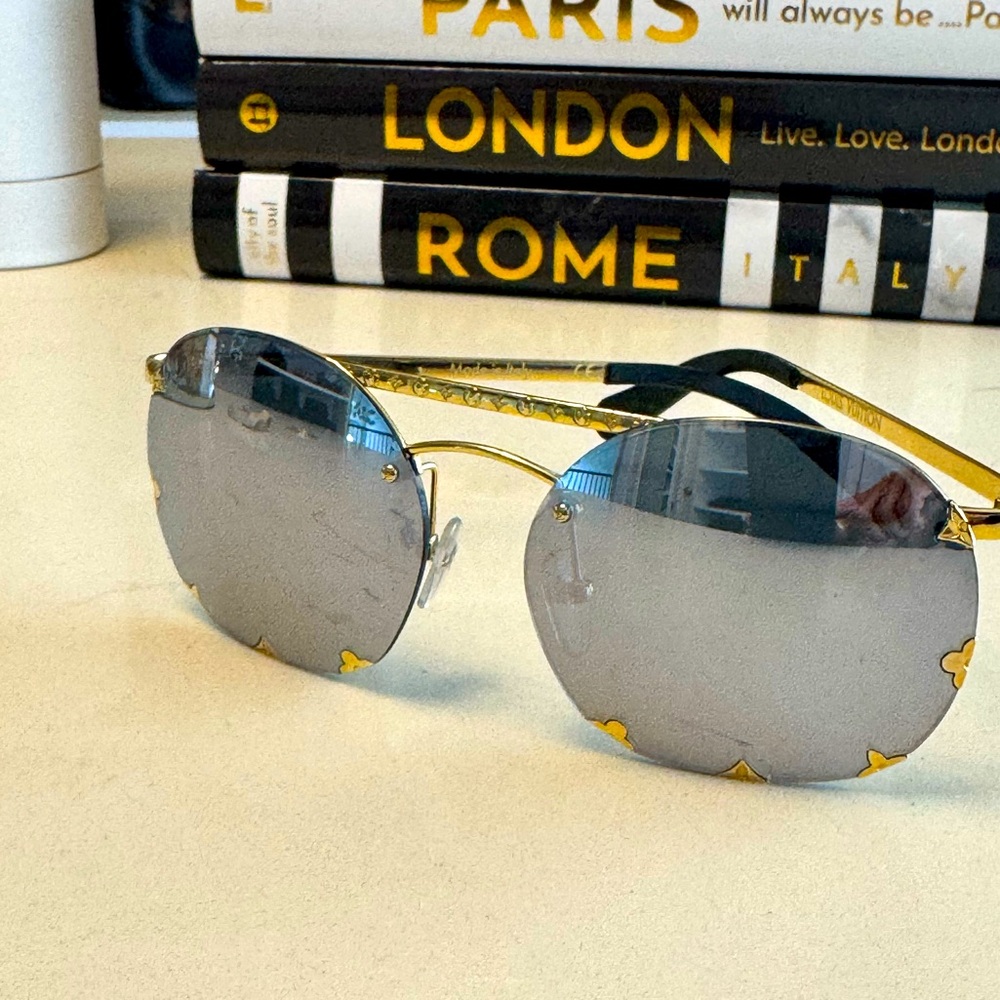 Louis Vuitton Round Sunglasses Gold Tone Metal Monogram Rimless Mirrored Lenses